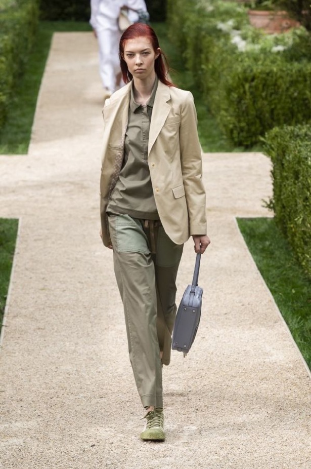 توري بورش تنقلنا الى ربيع وصيف 2019 بتصاميم عصرية وانيقة