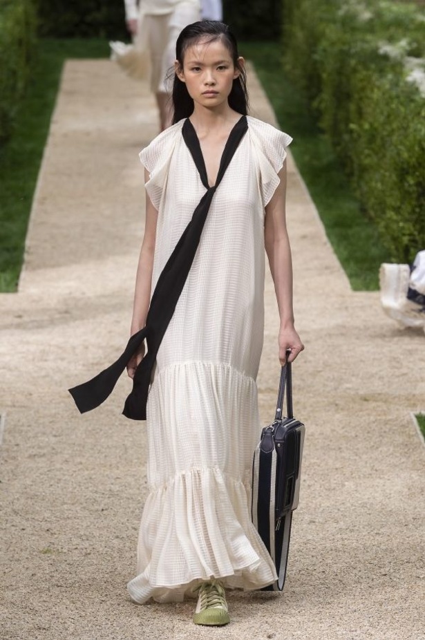 توري بورش تنقلنا الى ربيع وصيف 2019 بتصاميم عصرية وانيقة