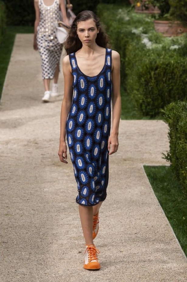 توري بورش تنقلنا الى ربيع وصيف 2019 بتصاميم عصرية وانيقة