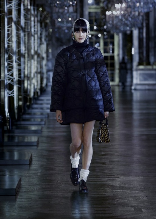 مجموعة ديور Dior لخريف وشتاء 2021-2022 تنقلنا إلى عالم القصص الخيالية بتصاميم أنثوية ساحرة