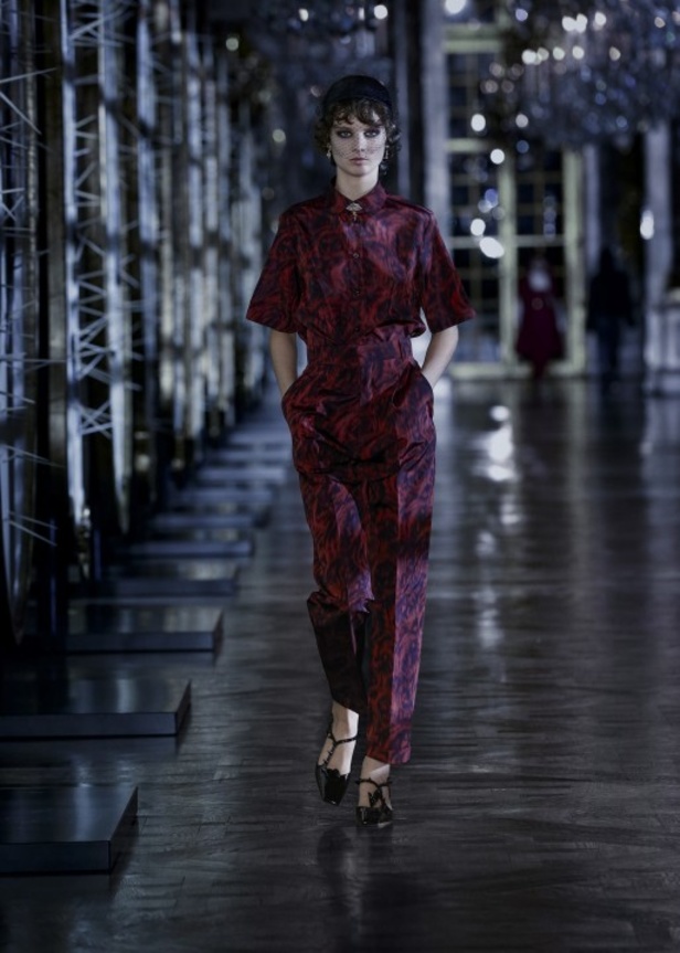 مجموعة ديور Dior لخريف وشتاء 2021-2022 تنقلنا إلى عالم القصص الخيالية بتصاميم أنثوية ساحرة