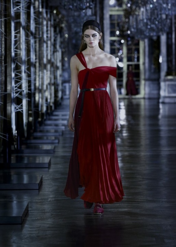 مجموعة ديور Dior لخريف وشتاء 2021-2022 تنقلنا إلى عالم القصص الخيالية بتصاميم أنثوية ساحرة
