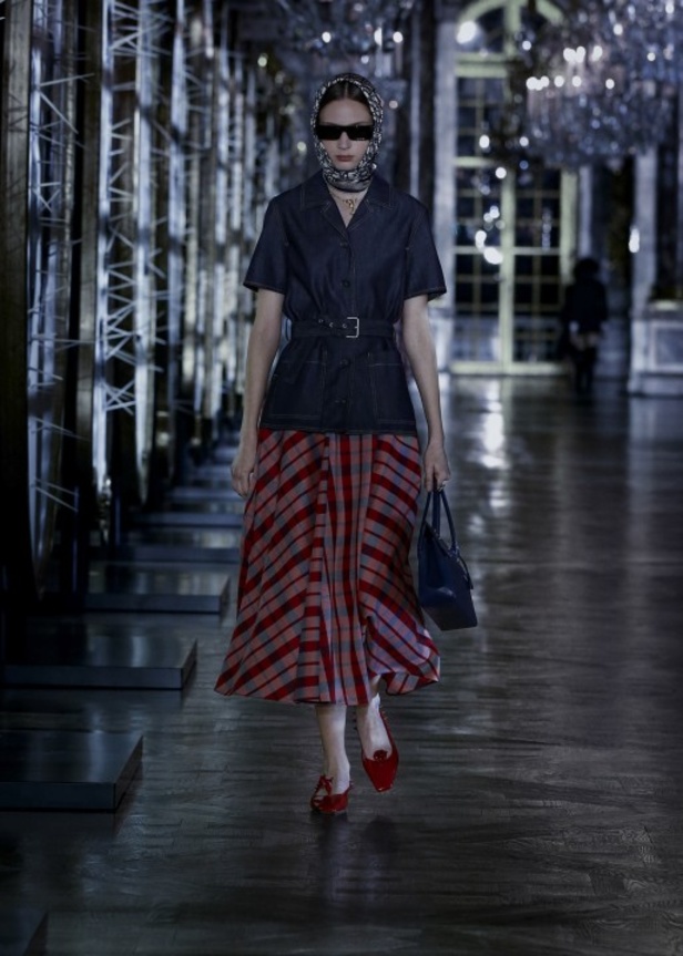 مجموعة ديور Dior لخريف وشتاء 2021-2022 تنقلنا إلى عالم القصص الخيالية بتصاميم أنثوية ساحرة