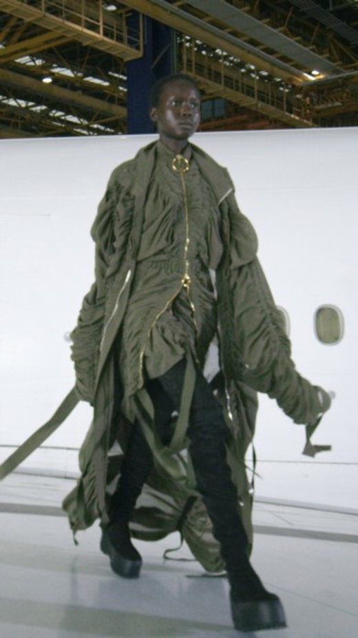 عرض أزياء Balmain لخريف وشتاء 2021-2022