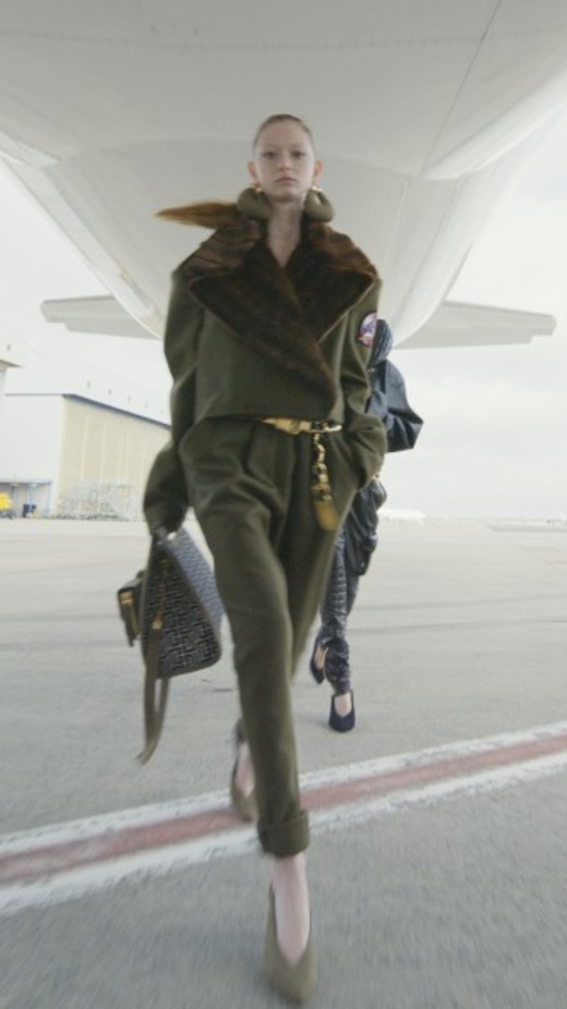 عرض أزياء Balmain لخريف وشتاء 2021-2022