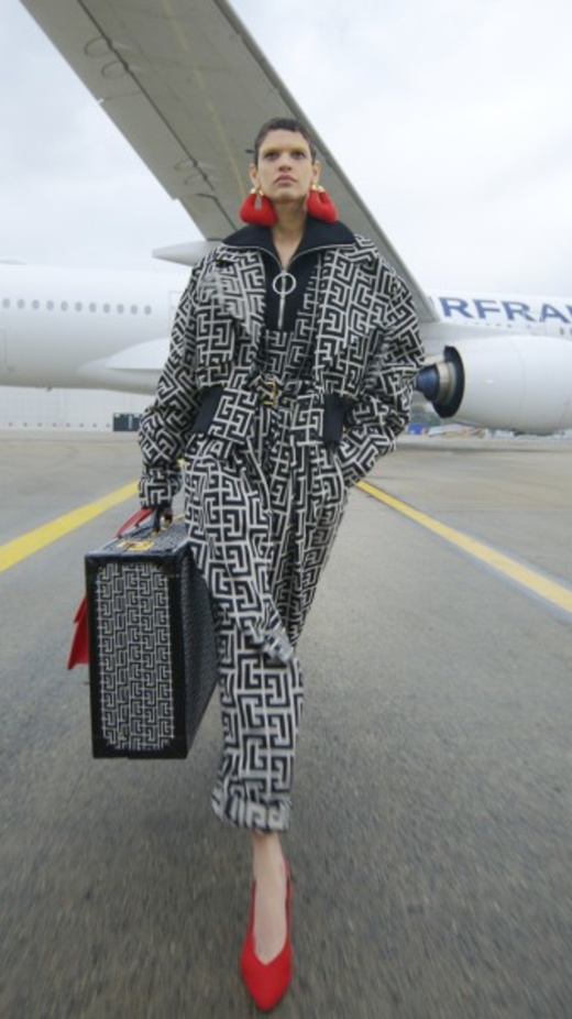 عرض أزياء Balmain لخريف وشتاء 2021-2022