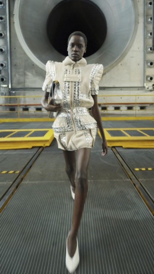 عرض أزياء Balmain لخريف وشتاء 2021-2022