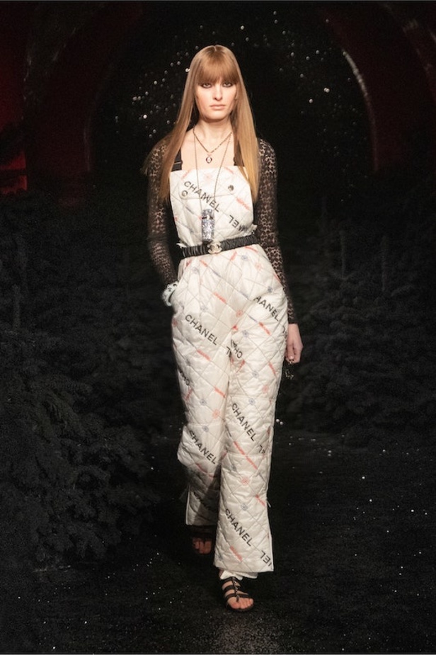 عرض ازياء دار شانيل لموسم خريف وشتاء 2021