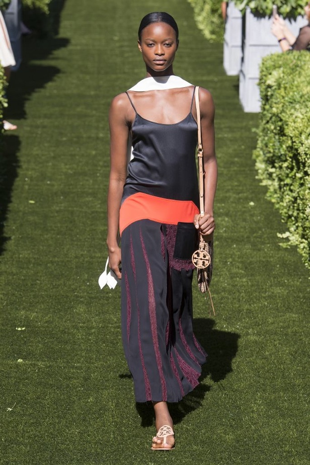 مجموعة دار "توري بورتش" لموسم ربيع وصيف 2018