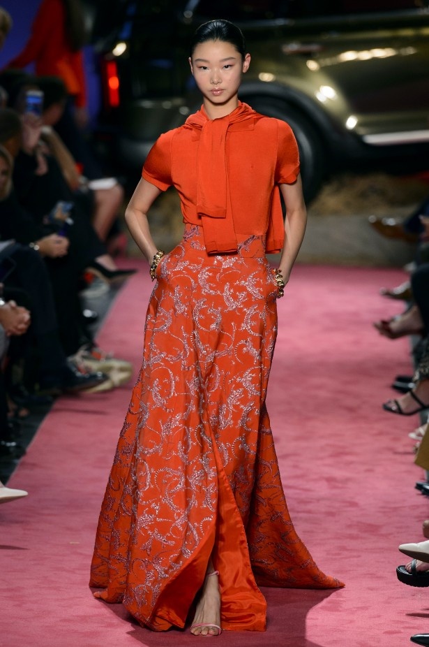 مجموعة مليئة بالألوان من Brandon Maxwell لربيع وصيف 2019
