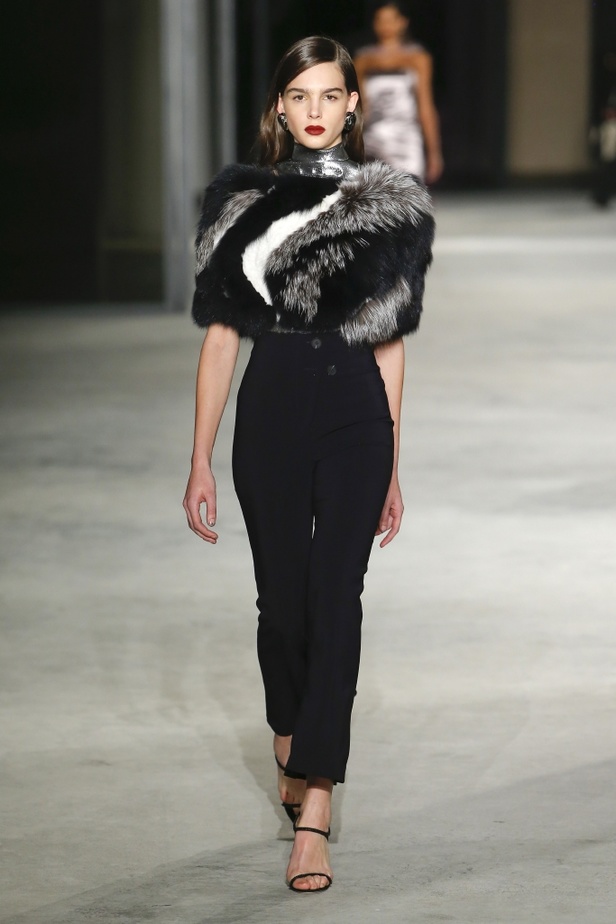 عرض أزياء Cushnie et Ochs لخريف وشتاء 2018 !