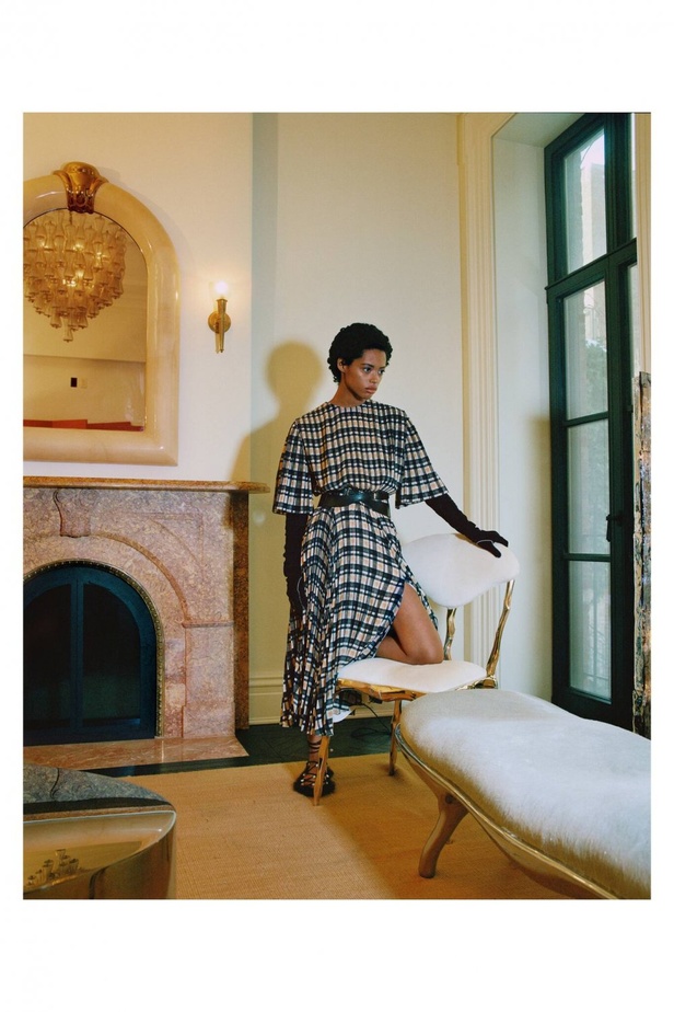 عرض ازياء مجموعة ALTUZARRA لخريف وشتاء 2021-2022 من اسبوع الموضة في باريس