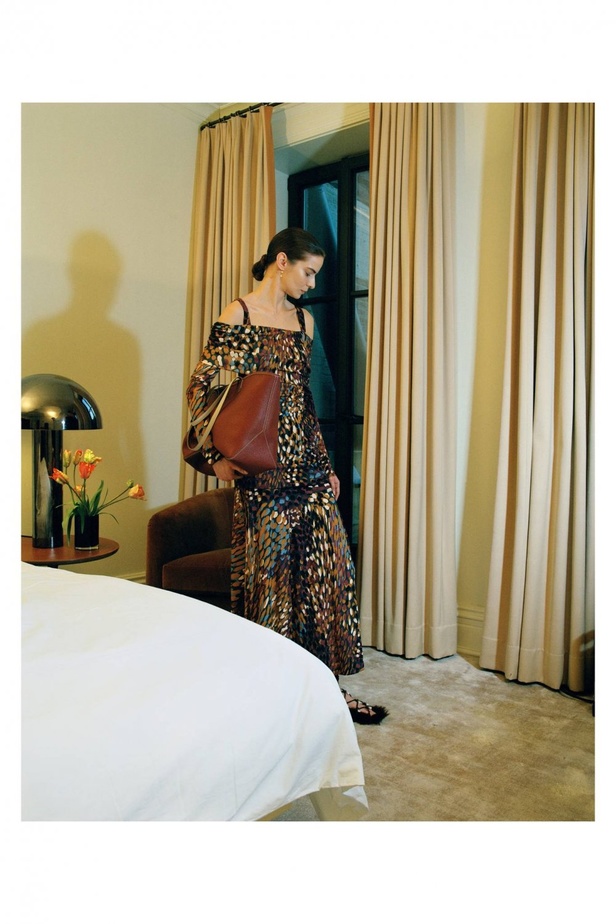 عرض ازياء مجموعة ALTUZARRA لخريف وشتاء 2021-2022 من اسبوع الموضة في باريس