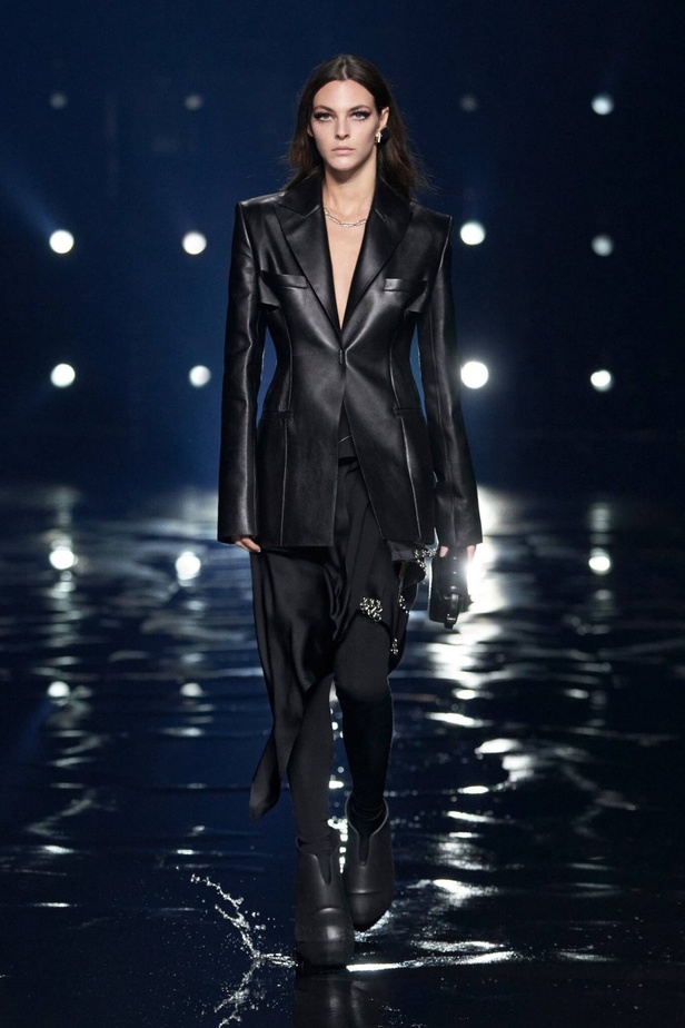 عرض أزياء مجموعة جيفنشي Givenchy لموضة خريف وشتاء 2021-2022