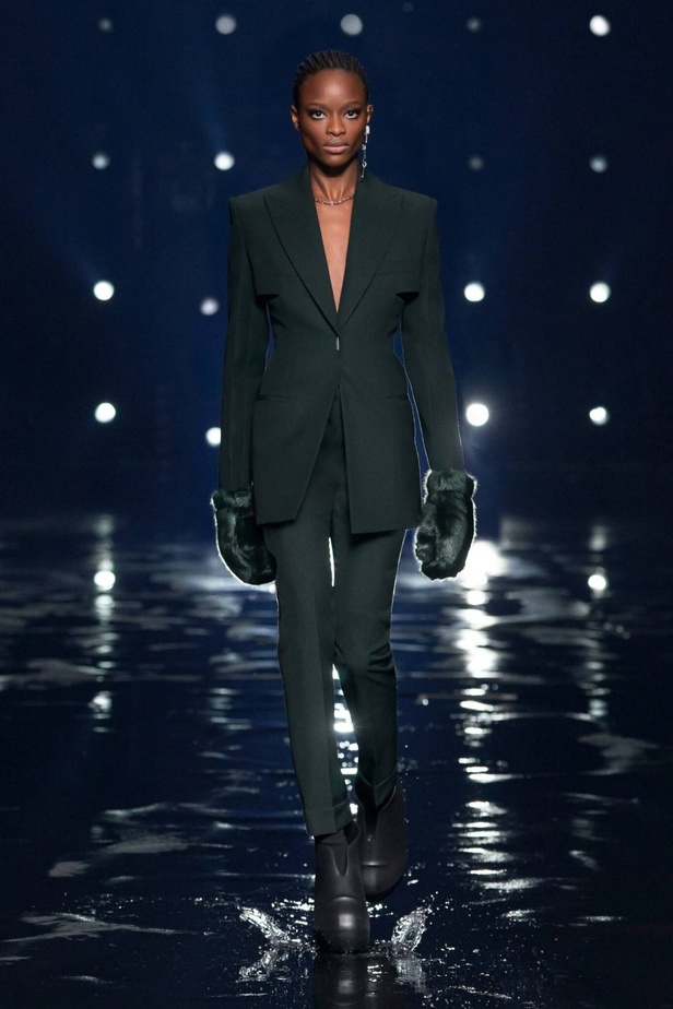 عرض أزياء مجموعة جيفنشي Givenchy لموضة خريف وشتاء 2021-2022