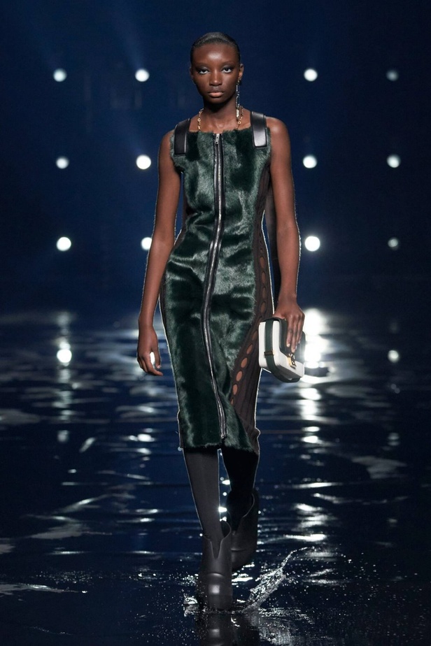 عرض أزياء مجموعة جيفنشي Givenchy لموضة خريف وشتاء 2021-2022