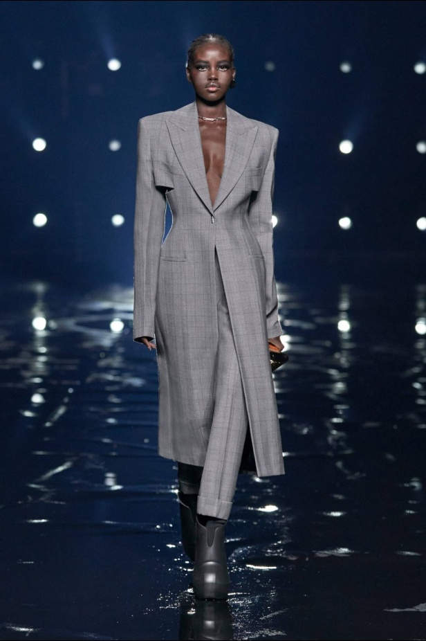 عرض أزياء مجموعة جيفنشي Givenchy لموضة خريف وشتاء 2021-2022