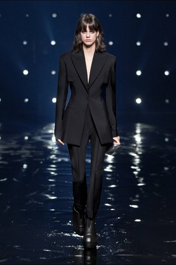 عرض أزياء مجموعة جيفنشي Givenchy لموضة خريف وشتاء 2021-2022