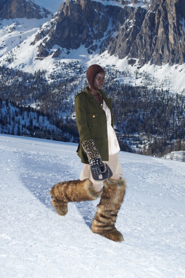 عرض أزياء دار MIU MIU لخريف وشتاء 2021-2022