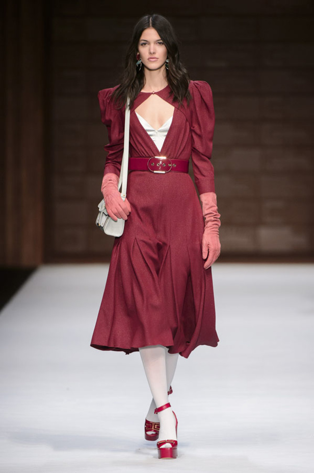  المرأة من قوة وإصرار مع مجموعة Elisabetta Franchi 