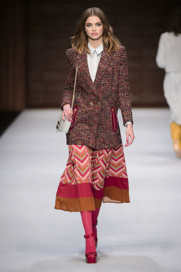  المرأة من قوة وإصرار مع مجموعة Elisabetta Franchi 