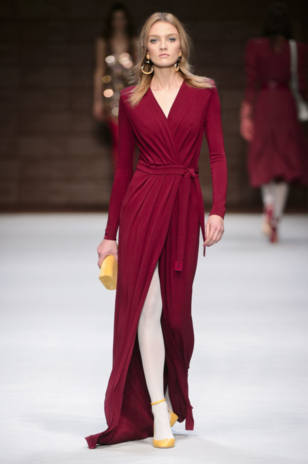  المرأة من قوة وإصرار مع مجموعة Elisabetta Franchi 