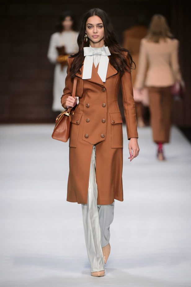  المرأة من قوة وإصرار مع مجموعة Elisabetta Franchi 