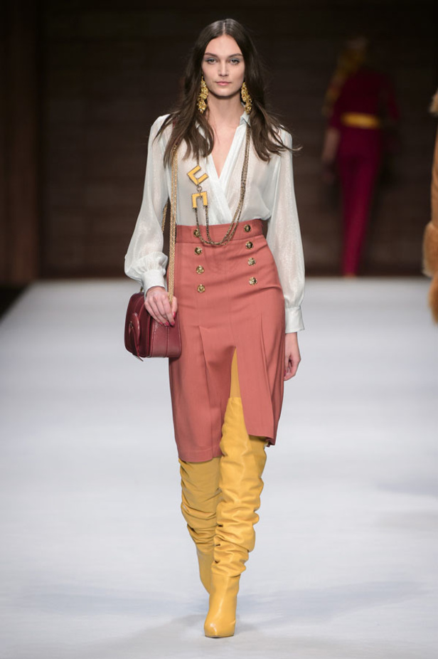  المرأة من قوة وإصرار مع مجموعة Elisabetta Franchi 