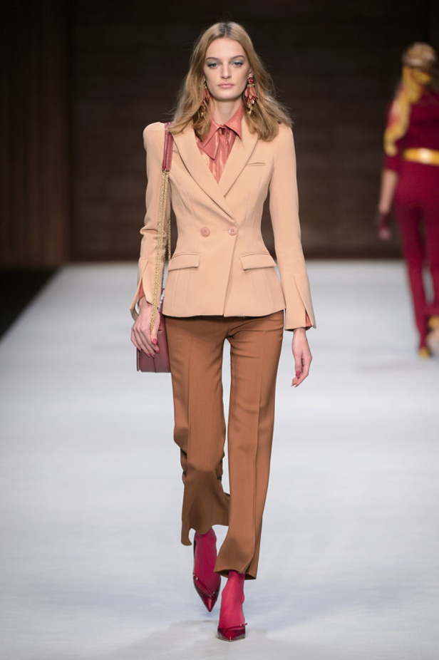  المرأة من قوة وإصرار مع مجموعة Elisabetta Franchi 