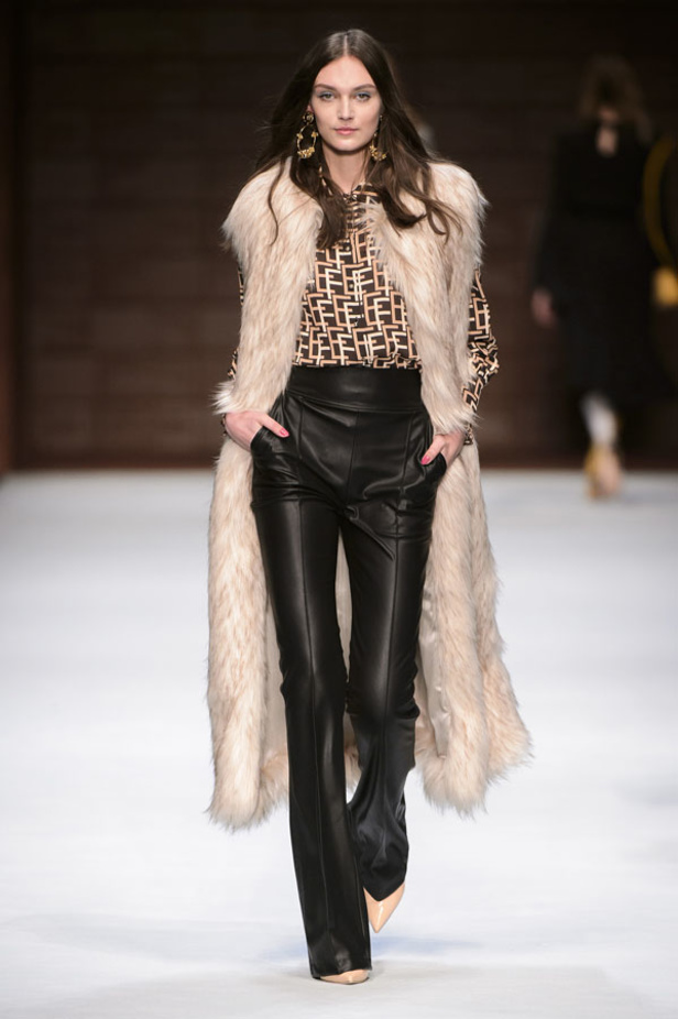  المرأة من قوة وإصرار مع مجموعة Elisabetta Franchi 