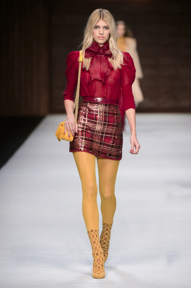  المرأة من قوة وإصرار مع مجموعة Elisabetta Franchi 