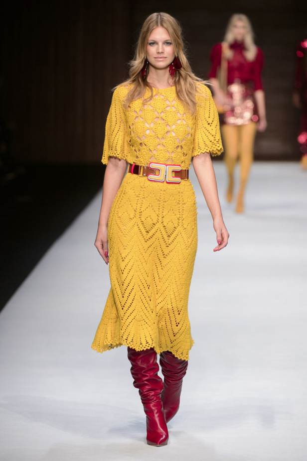  المرأة من قوة وإصرار مع مجموعة Elisabetta Franchi 