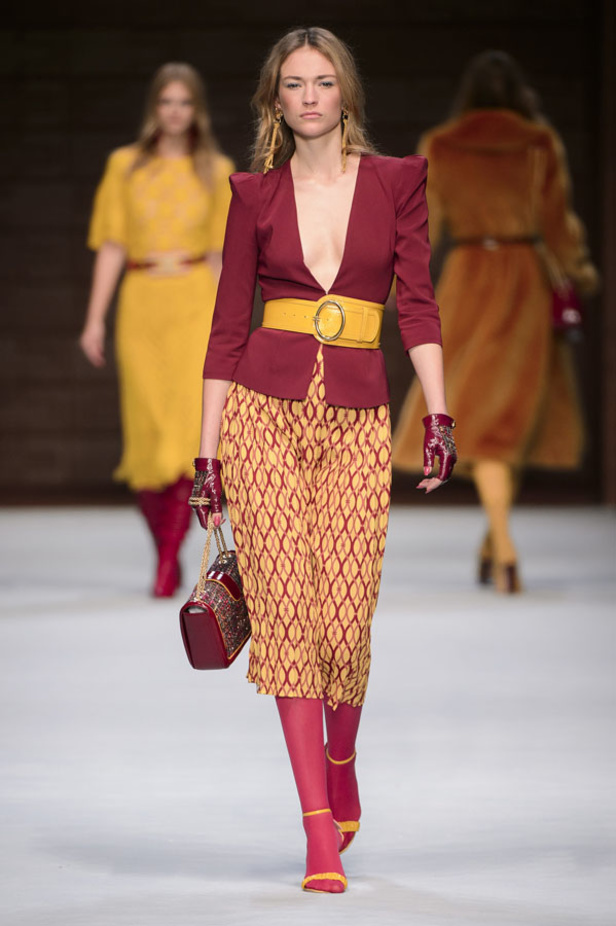  المرأة من قوة وإصرار مع مجموعة Elisabetta Franchi 