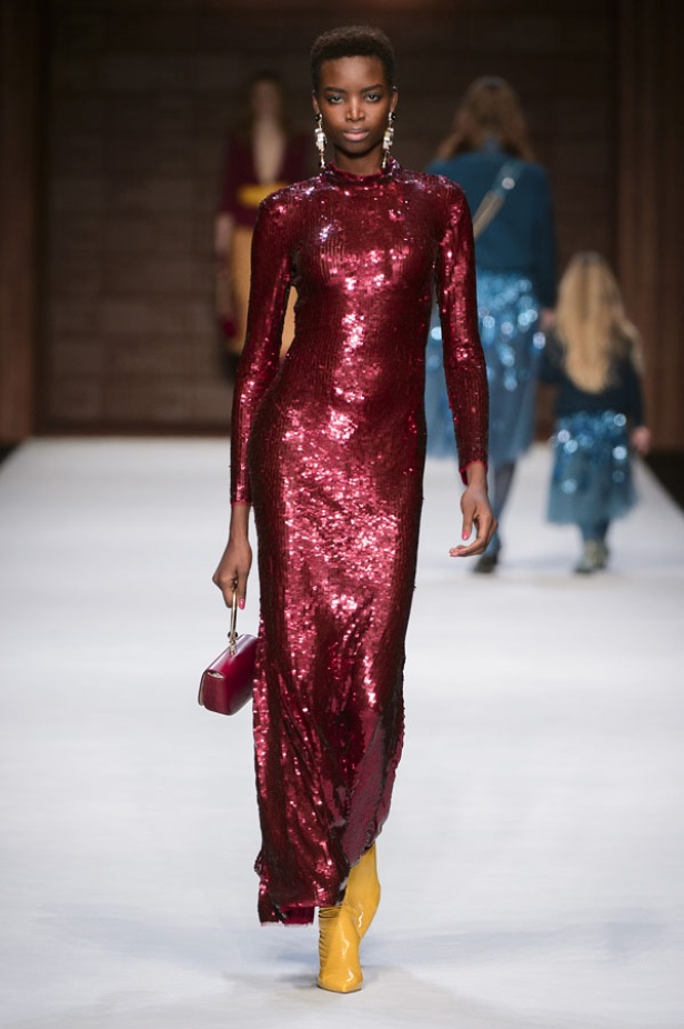  المرأة من قوة وإصرار مع مجموعة Elisabetta Franchi 