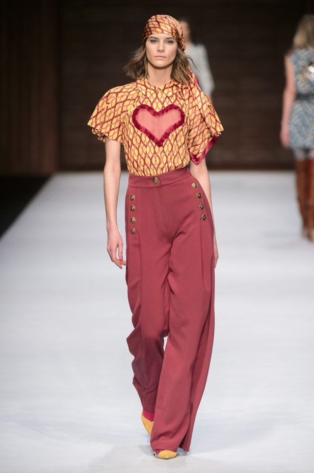  المرأة من قوة وإصرار مع مجموعة Elisabetta Franchi 