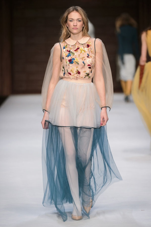  المرأة من قوة وإصرار مع مجموعة Elisabetta Franchi 