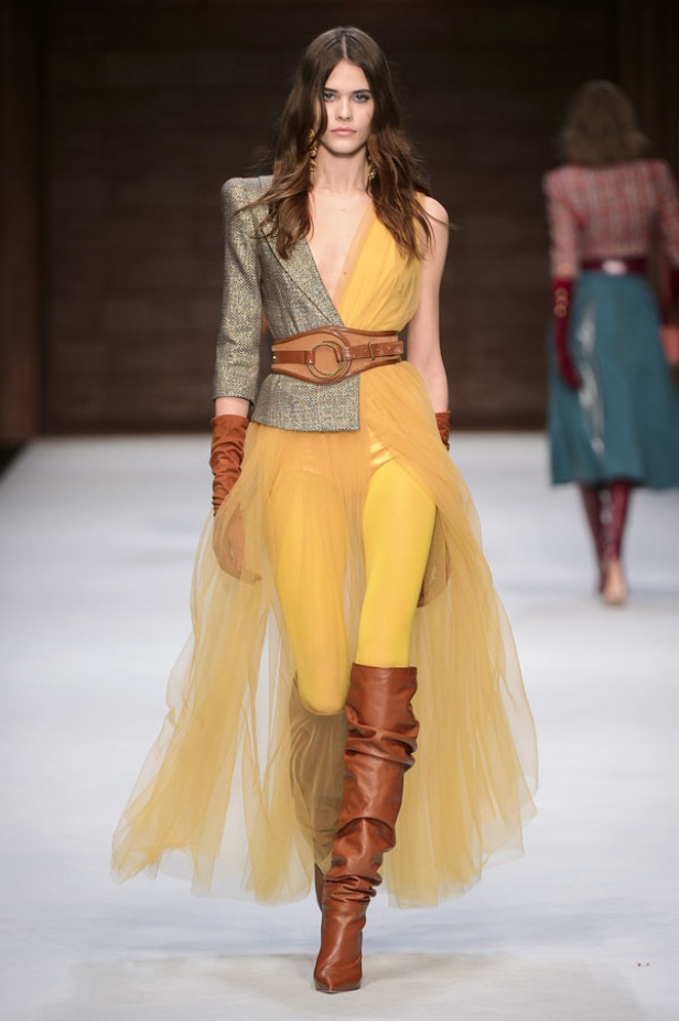  المرأة من قوة وإصرار مع مجموعة Elisabetta Franchi 