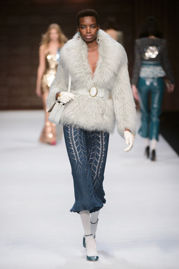  المرأة من قوة وإصرار مع مجموعة Elisabetta Franchi 