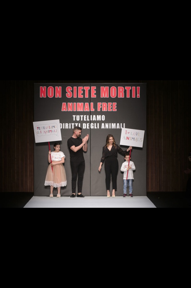  المرأة من قوة وإصرار مع مجموعة Elisabetta Franchi 