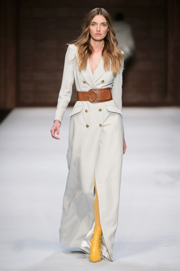  المرأة من قوة وإصرار مع مجموعة Elisabetta Franchi 