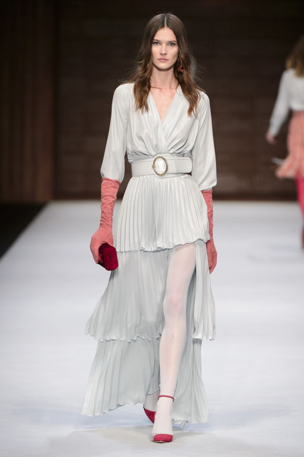  المرأة من قوة وإصرار مع مجموعة Elisabetta Franchi 