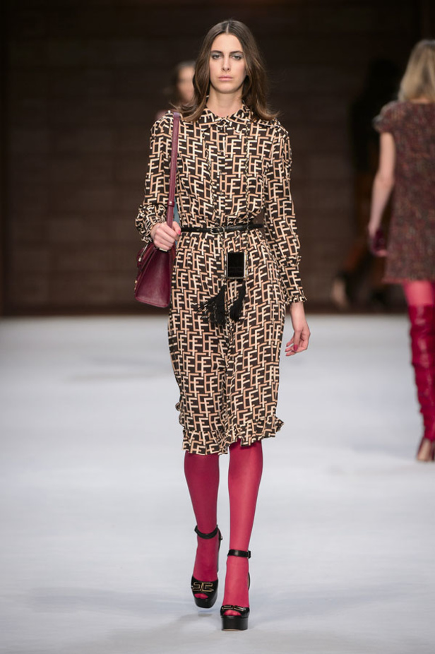  المرأة من قوة وإصرار مع مجموعة Elisabetta Franchi 