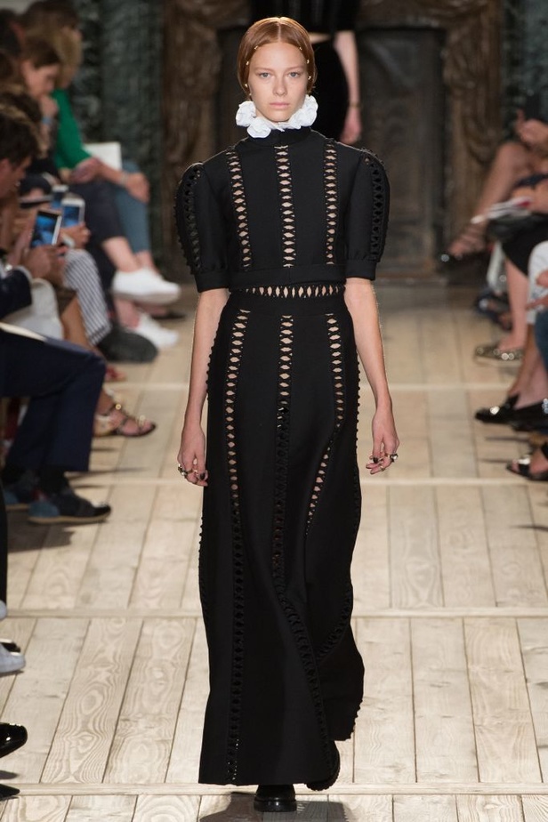 مجموعة Valentino للهوت كوتور لخريف شتاء 2016-2017