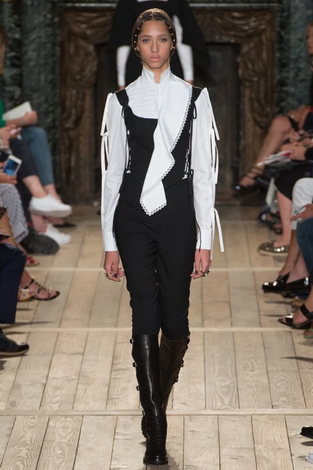 مجموعة Valentino للهوت كوتور لخريف شتاء 2016-2017