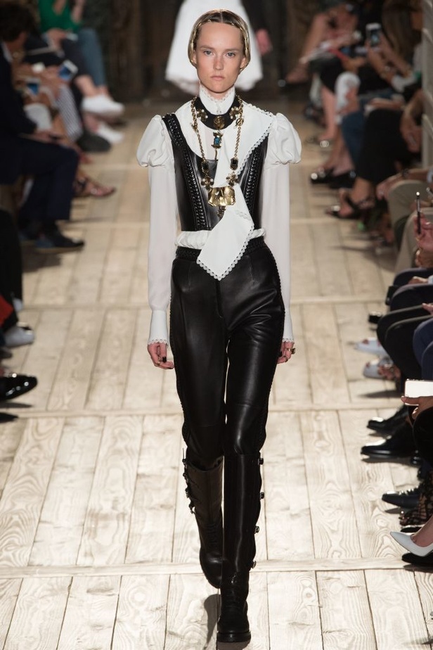 مجموعة Valentino للهوت كوتور لخريف شتاء 2016-2017