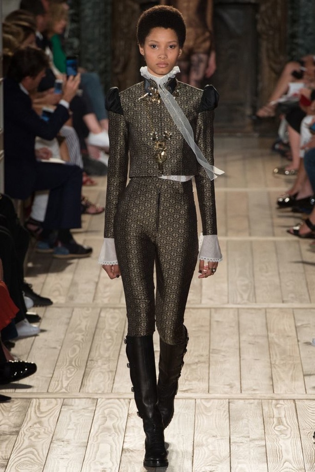 مجموعة Valentino للهوت كوتور لخريف شتاء 2016-2017