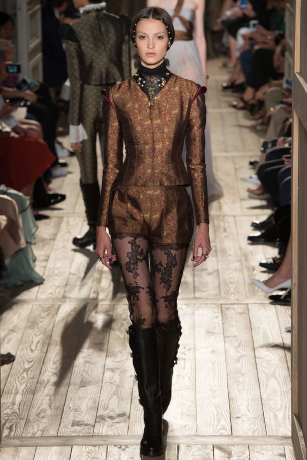 مجموعة Valentino للهوت كوتور لخريف شتاء 2016-2017