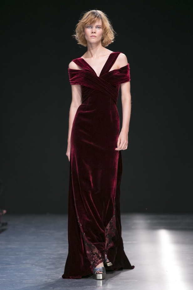 أزياء جورج شقرا لشتاء 2018 يسيطر عليها الشك والتطريز !