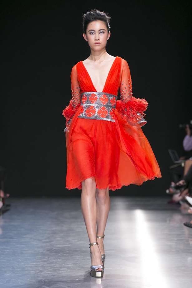 أزياء جورج شقرا لشتاء 2018 يسيطر عليها الشك والتطريز !