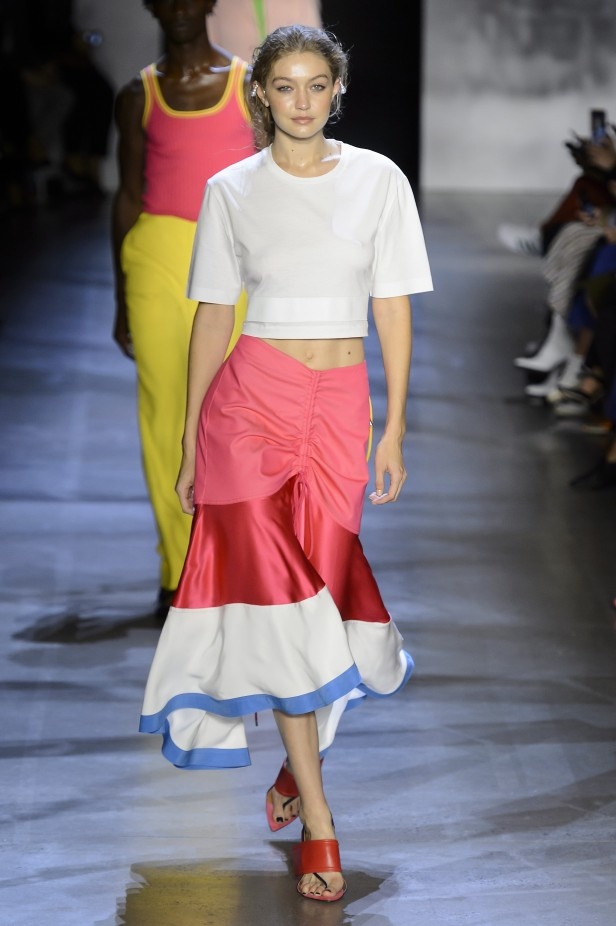 Prabal Gurung قدّم مجموعة نابضة بالحياة لربيع وصيف 2019